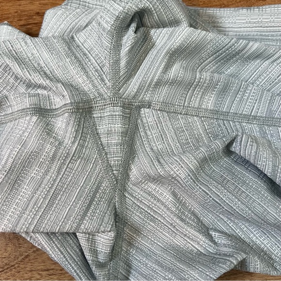 Athleta Gray Textured Tight Fit Leggings Women Size Medium Active Wear Gym - Picture 4 of 7